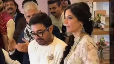 Amir Khan: Inside video: Aamir Khan and Gauri Spratt share kiss while dancing at wedding | Hindi Movie News Amir Khan: Inside video: Aamir Khan and Gauri Spratt share kiss while dancing at wedding | Hindi Movie News