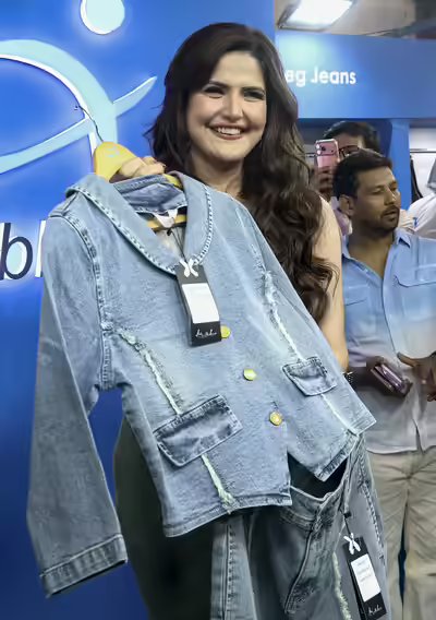 ‘Hadd mein rehna, faltugiri nahi karna mere saath’: Zareen Khan shuts down paparazzi’s inappropriate ‘try the dress’ remark with a fierce warning – Watch | Hindi Movie News ‘Hadd mein rehna, faltugiri nahi karna mere saath’: Zareen Khan shuts down paparazzi’s inappropriate ‘try the dress’ remark with a fierce warning – Watch | Hindi Movie News
