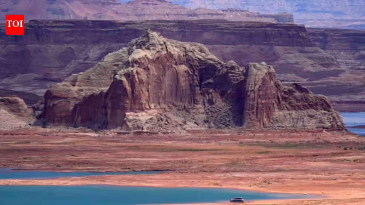Lake Powell and Lake Mead are both running dangerously low, and scientists now say one radical idea could help: drain most of Lake Powell and store the water in Lake Mead instead Lake Powell and Lake Mead are both running dangerously low, and scientists now say one radical idea could help: drain most of Lake Powell and store the water in Lake Mead instead