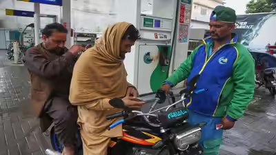 Pakistan to revise fuel prices daily; current account slips into $139 million FY26 deficit Pakistan to revise fuel prices daily; current account slips into $139 million FY26 deficit