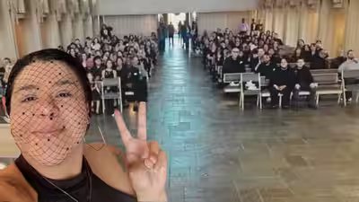 “This is the last picture with my mom”: Woman asks 300 funeral guests to join one final selfie with her mother, the viral moment is touching millions “This is the last picture with my mom”: Woman asks 300 funeral guests to join one final selfie with her mother, the viral moment is touching millions