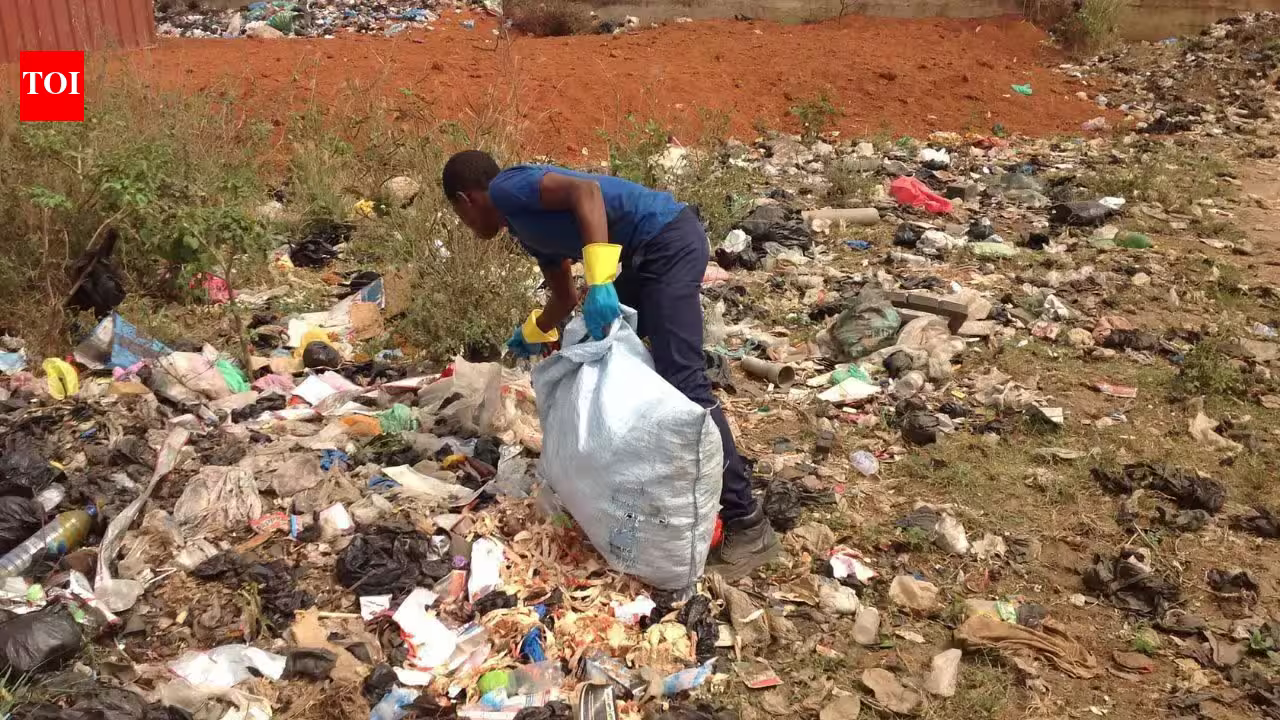 Ghana’s capital discards 300 tons of plastic per day, now they mix it with sand and use it as street paving that is cheaper than concrete Ghana’s capital discards 300 tons of plastic per day, now they mix it with sand and use it as street paving that is cheaper than concrete