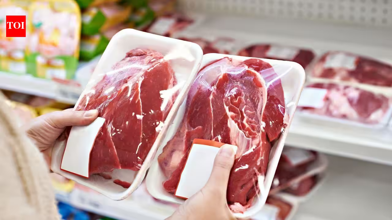 This food package can tell when meat is spoiling by changing colour from purple-red to yellow-green before the damage is obvious This food package can tell when meat is spoiling by changing colour from purple-red to yellow-green before the damage is obvious