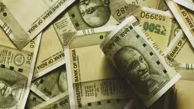 Rupee falls 13 paise to 95.56 as crude rises, Fed hike bets strengthen dollar Rupee falls 13 paise to 95.56 as crude rises, Fed hike bets strengthen dollar