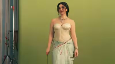 Sara Tendulkar gives the saree a bold twist in ivory corset and pastel green Banarasi drape Sara Tendulkar gives the saree a bold twist in ivory corset and pastel green Banarasi drape