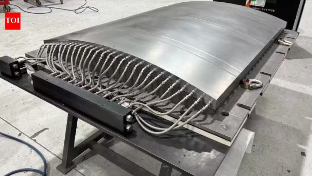 Oak Ridge scientists spent eight weeks 3D-printing a nearly 2-ton steel mold measuring 6 feet tall; Boeing will use the massive tool in NASA’s project to speed composite aircraft manufacturing Oak Ridge scientists spent eight weeks 3D-printing a nearly 2-ton steel mold measuring 6 feet tall; Boeing will use the massive tool in NASA’s project to speed composite aircraft manufacturing