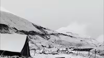 Kashmir turns white: Gulmarg, Gurez receive season’s first snowfall as rain lashes valley Kashmir turns white: Gulmarg, Gurez receive season’s first snowfall as rain lashes valley