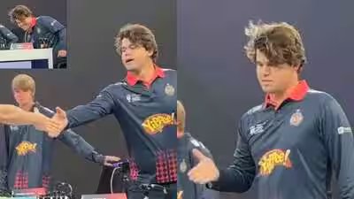 Handshake goes wrong twice: Magnus Carlsen and Maxime Vachier-Lagrave share hilarious moment at GCL – WATCH | Chess News Handshake goes wrong twice: Magnus Carlsen and Maxime Vachier-Lagrave share hilarious moment at GCL – WATCH | Chess News