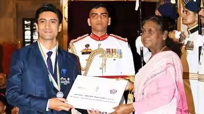 He had a PhD to pursue but chose to serve others: Meet Mohd Firdoos, the NSS volunteer honoured by President Droupadi Murmu for his social work He had a PhD to pursue but chose to serve others: Meet Mohd Firdoos, the NSS volunteer honoured by President Droupadi Murmu for his social work