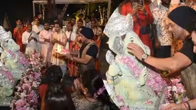 Salman Khan performs aarti at Khan family’s Ganpati visarjan; joins Iulia Vantur to offer prayers to Bappa – PICS | Salman Khan performs aarti at Khan family’s Ganpati visarjan; joins Iulia Vantur to offer prayers to Bappa – PICS |