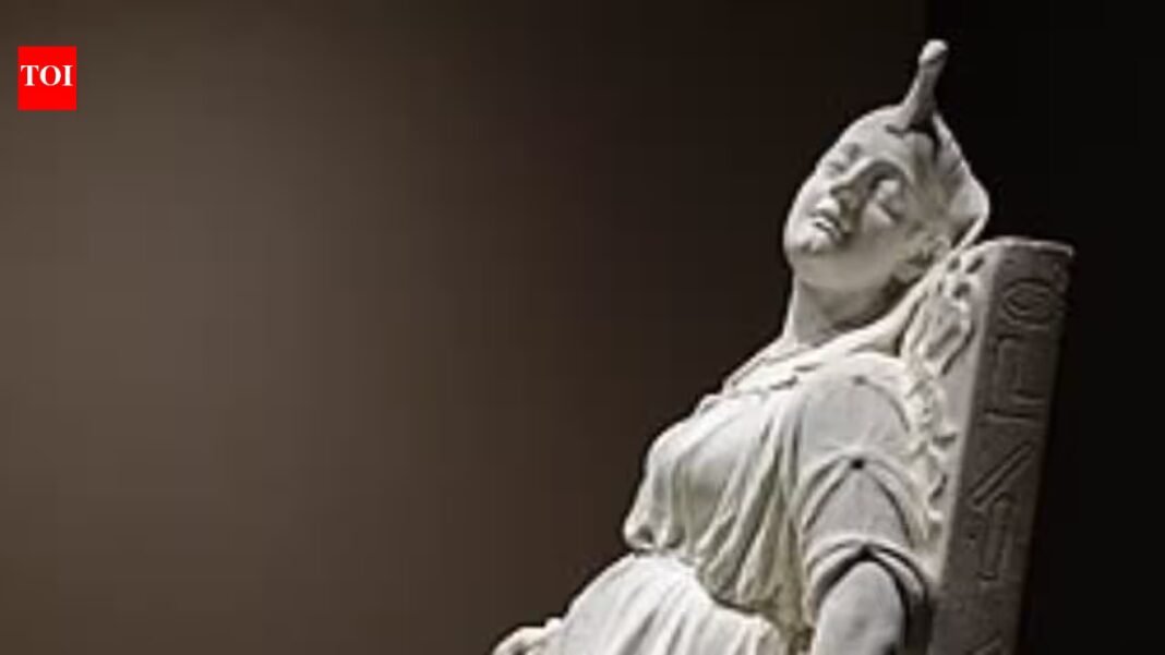 In 1876, New York artist sculpted Cleopatra’s death; 100 years later, the lost artwork was discovered while being used as a horse’s gravestone In 1876, New York artist sculpted Cleopatra’s death; 100 years later, the lost artwork was discovered while being used as a horse’s gravestone