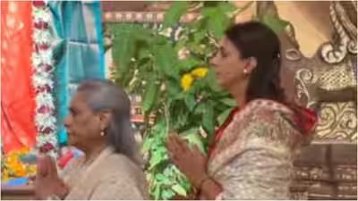 Jaya Bachchan, Shweta Bachchan visit Durga Puja pandal; veteran acteess shares warm hug with Kajol as Nysa, Yug join in | Jaya Bachchan, Shweta Bachchan visit Durga Puja pandal; veteran acteess shares warm hug with Kajol as Nysa, Yug join in |