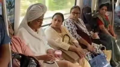 Delhi Metro passenger in bathrobe, towel on head goes viral; internet debates public etiquette: ‘What rule was broken here?’ | Delhi Metro passenger in bathrobe, towel on head goes viral; internet debates public etiquette: ‘What rule was broken here?’ |