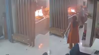 Kitchen Fire Safety: Delivery agent rushes to help woman during kitchen fire; his act of kindness wins hearts online Kitchen Fire Safety: Delivery agent rushes to help woman during kitchen fire; his act of kindness wins hearts online