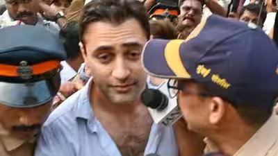 Imran Khan seeks urgent stay on notice to leave India by October 28, moves to Bombay High Court: Report | Imran Khan seeks urgent stay on notice to leave India by October 28, moves to Bombay High Court: Report |
