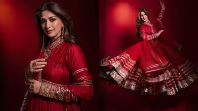 New brides, take notes! Sonali Bendre’s stunning sindoori red anarkali is festive wear goals New brides, take notes! Sonali Bendre’s stunning sindoori red anarkali is festive wear goals