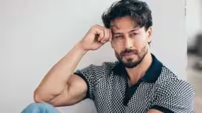 Tiger Shroff shooting case UPDATE: Mumbai Police recover two firearms in Surat | Hindi Movie News Tiger Shroff shooting case UPDATE: Mumbai Police recover two firearms in Surat | Hindi Movie News